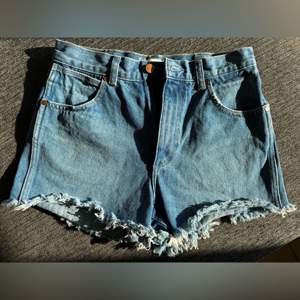 Wrangler Women’s Festival Shorts Cut-off Denim. Western. Size W26